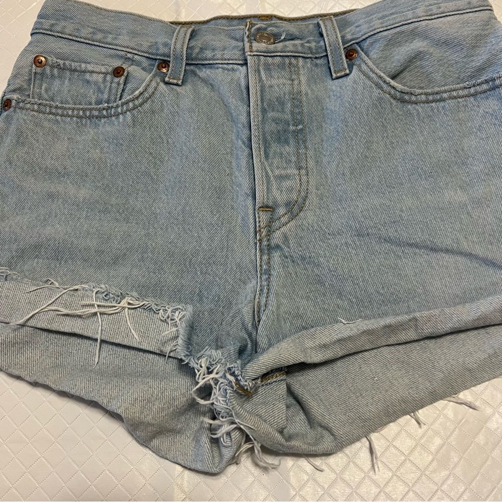 Levi’s Wedgie Jean Shorts Cutoffs Raw Hem Light Wash Button Fly Premium Size 28 - Picture 13 of 15